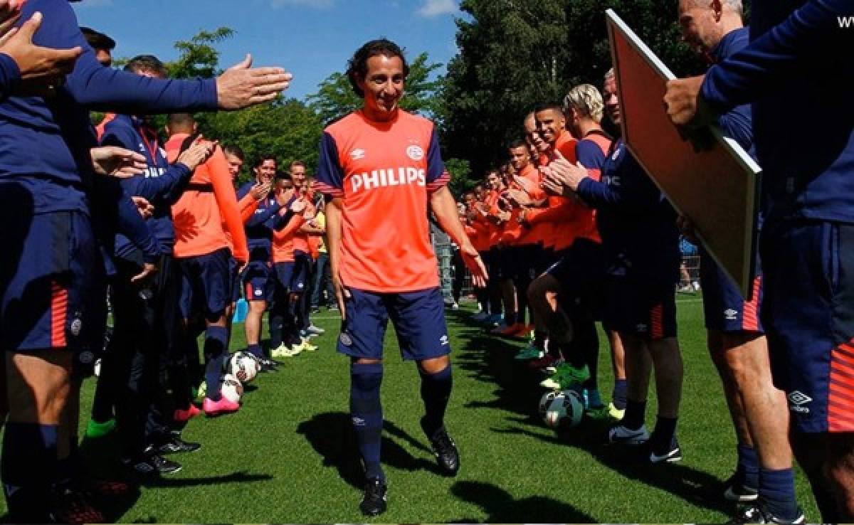 Mexicano Andrés Guardado es recibido con el pasillo en PSV