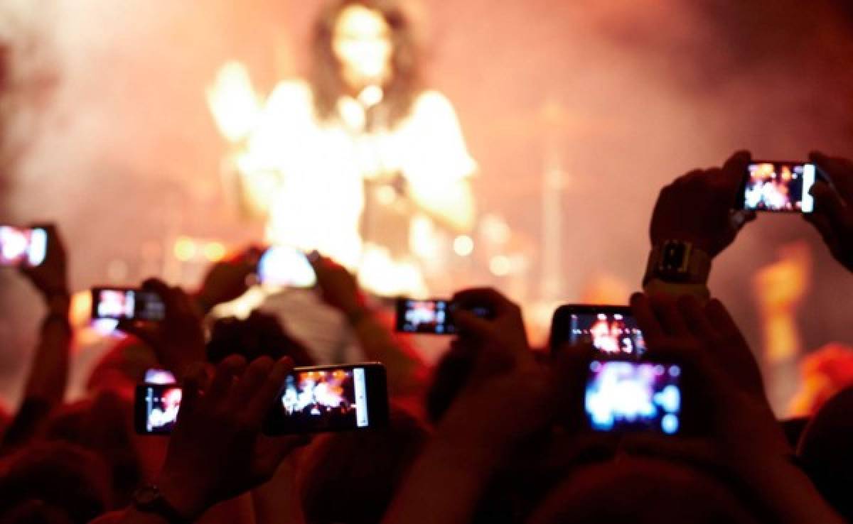 Podrían bloquear celulares para evitar que gente grabe en conciertos