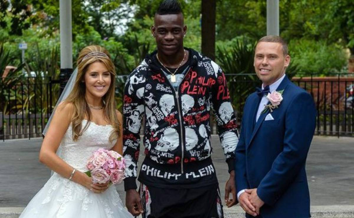 Se tomaban sus fotos de recién casados en Liverpool y ¡apareció Mario Balotelli!