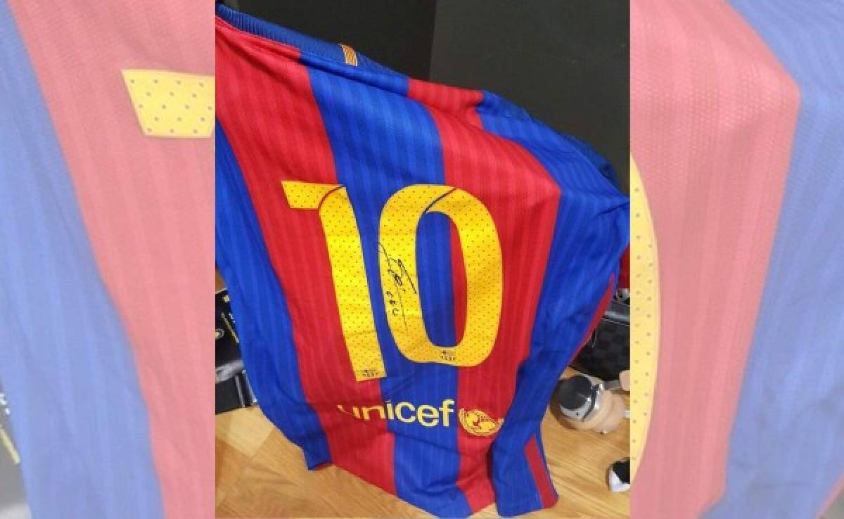 Lionel Messi regala su camisa autografiada a Emilio Izaguirre
