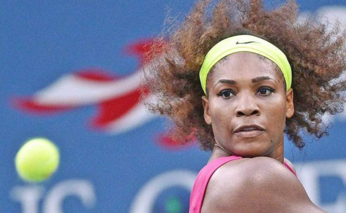 Serena Williams vence a Ivanovic en su debut en el Masters