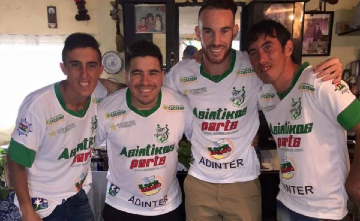 Uruguayo Richard Rodríguez reparte camisetas del Platense en su país