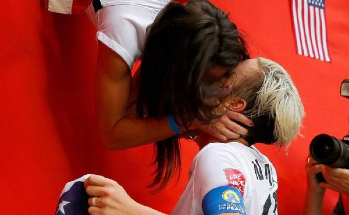El beso de Abby Wambach y su esposa luego de salir campeona