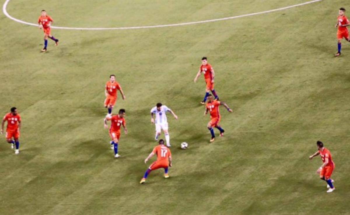 Messi contra nueve, la imagen que se viraliza en redes