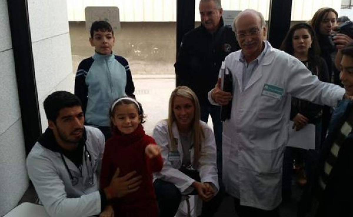 Luis Suárez visitó a niños con cáncer en hospital de Uruguay