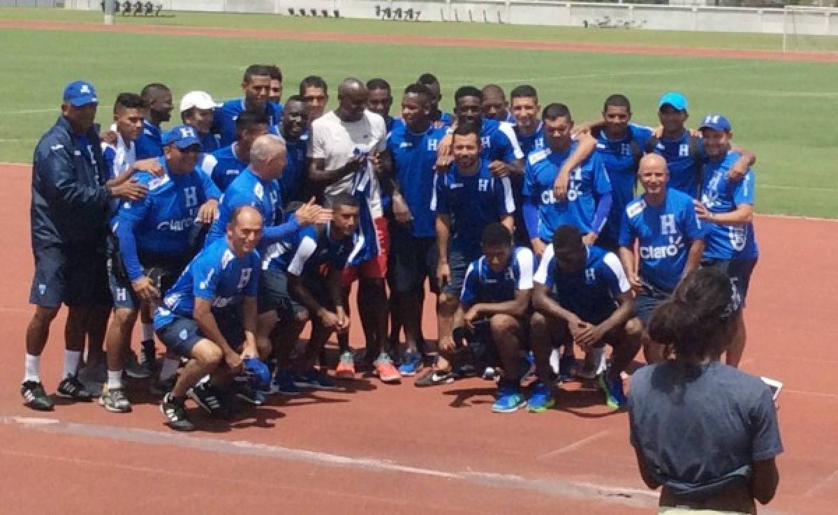 Jugadores de Honduras le entregan una camiseta a Carl Lewis
