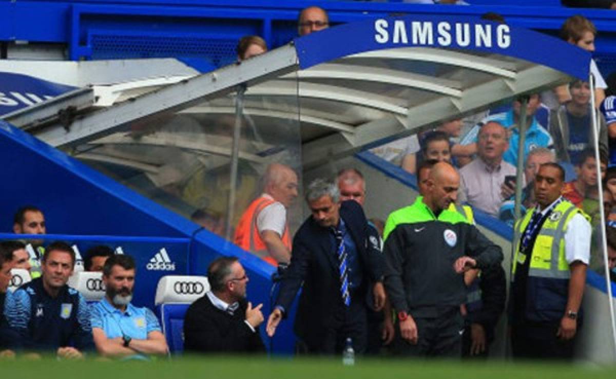VIDEO: Técnico del Aston Villa rechazó saludar a Mourinho
