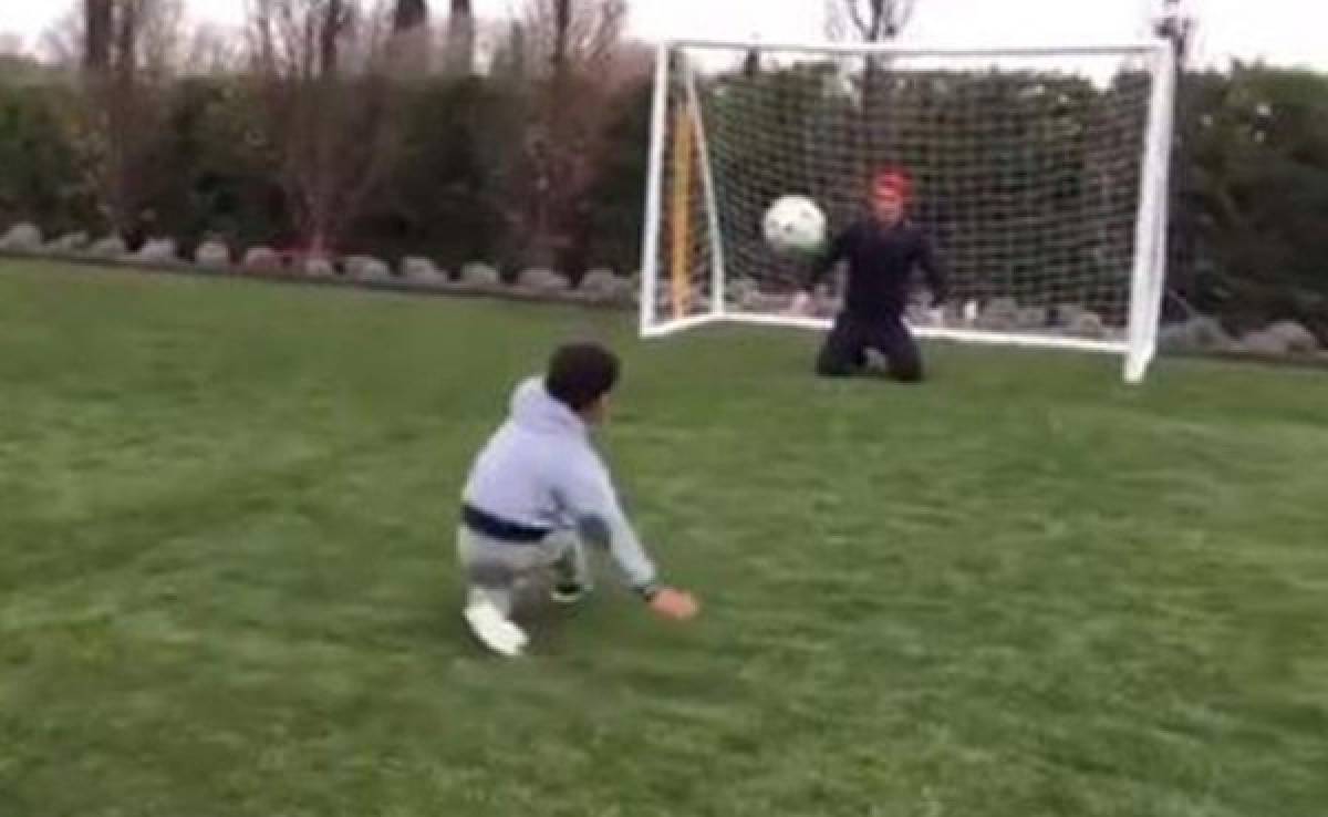 VIDEO: Cristiano Ronaldo le enseña a lanzar penales a su hijo