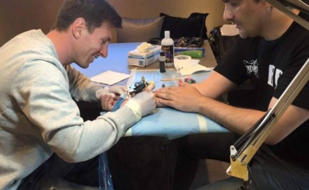 Tatuador de Messi revela detalles de su encuentro con el jugador