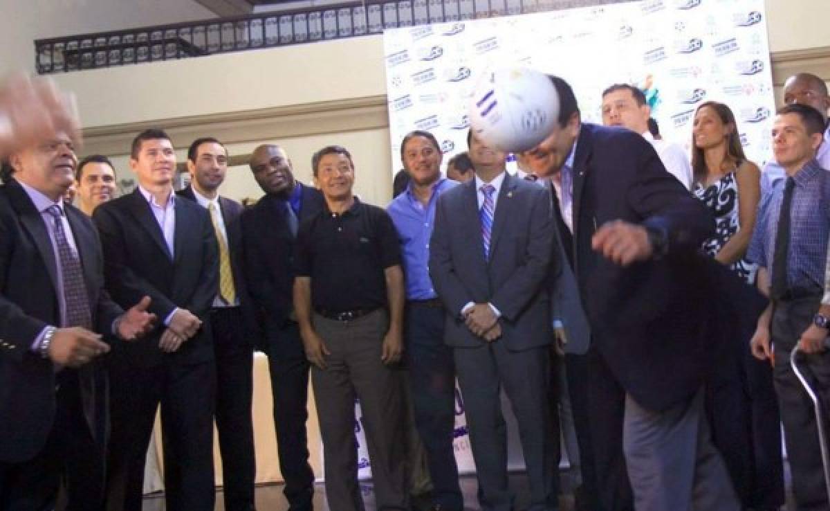 Presidente lanza programa social 'Balón de la paz Honduras 2014'