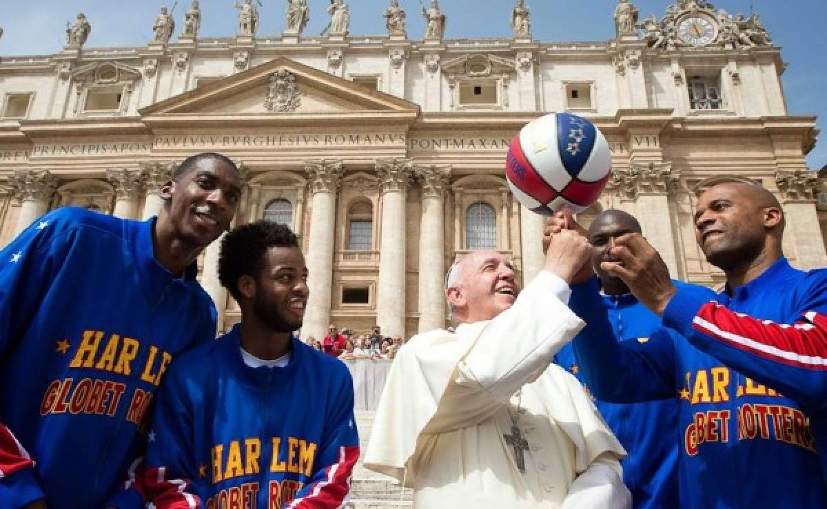 El papa Francisco se divierte con un balón de los Harlem Globetrotters