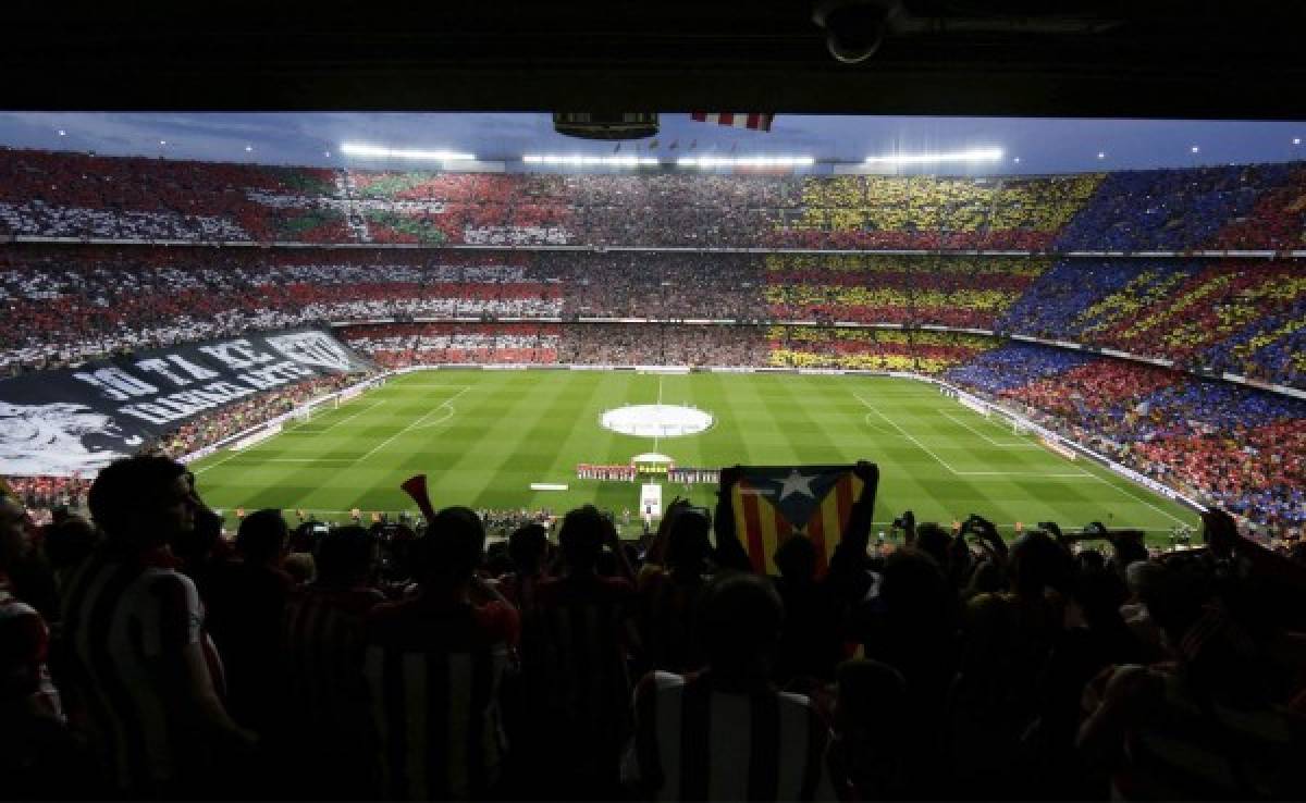 El Camp Nou, mayoritariamente rojiblanco y menos blaugrana que nunca