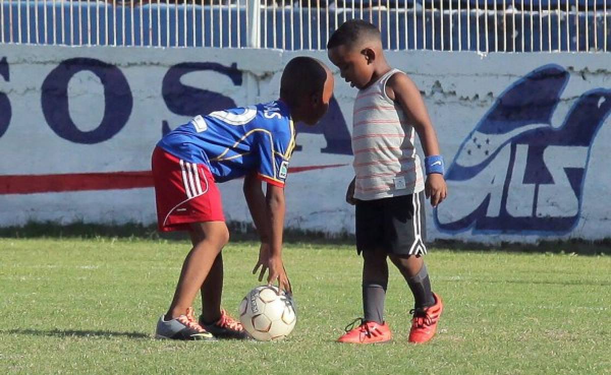 Hijos de Porciano Ávila y Wilson Güity se roban miradas en entreno del Victoria