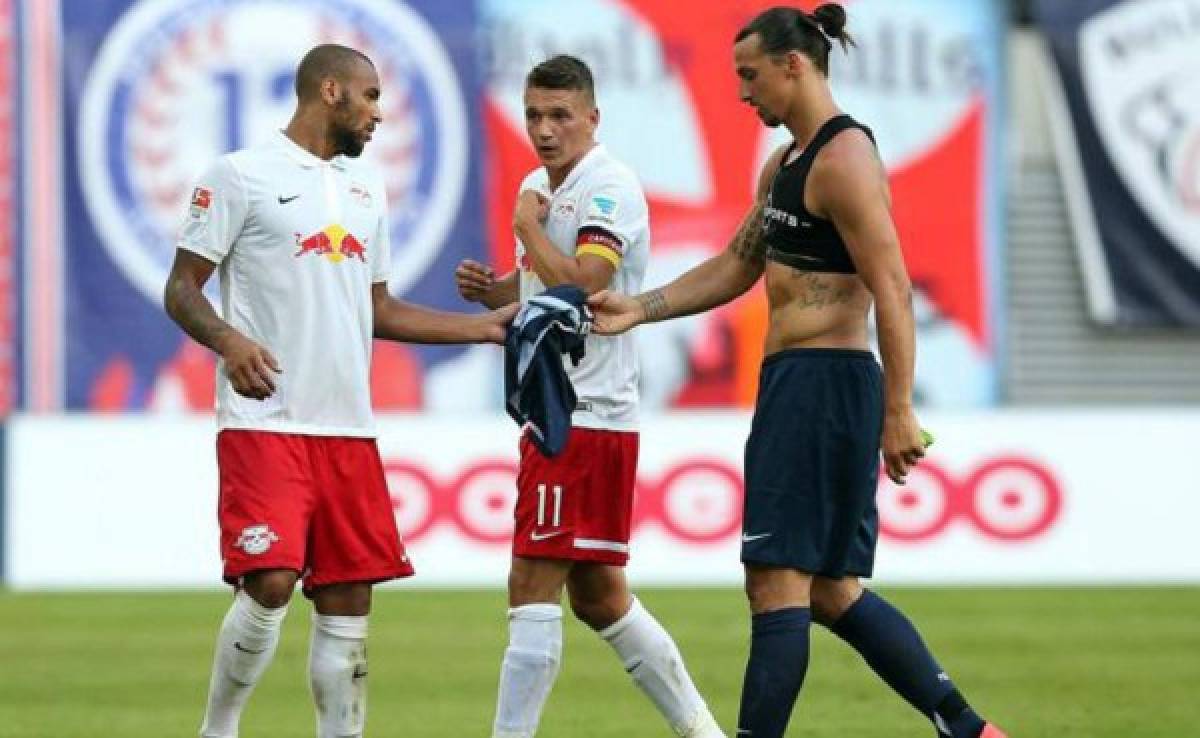 Jugadores del Leipzig se pelean por la camisa de Zlatan Ibrahimovic