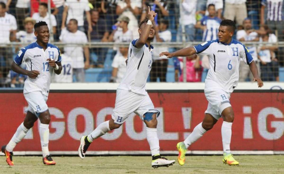 El jugador Mario Martínez celebra con sus compañeros Romell Quioto y Bryan Acosta el gol con el que Honduras empata 1-1 frente a Canadá. Foto Neptalí Romero