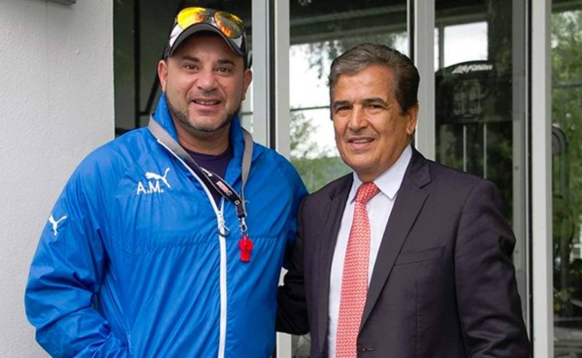 Jorge Luis Pinto visita entreno del Monterrey para observar a Alberth Elis