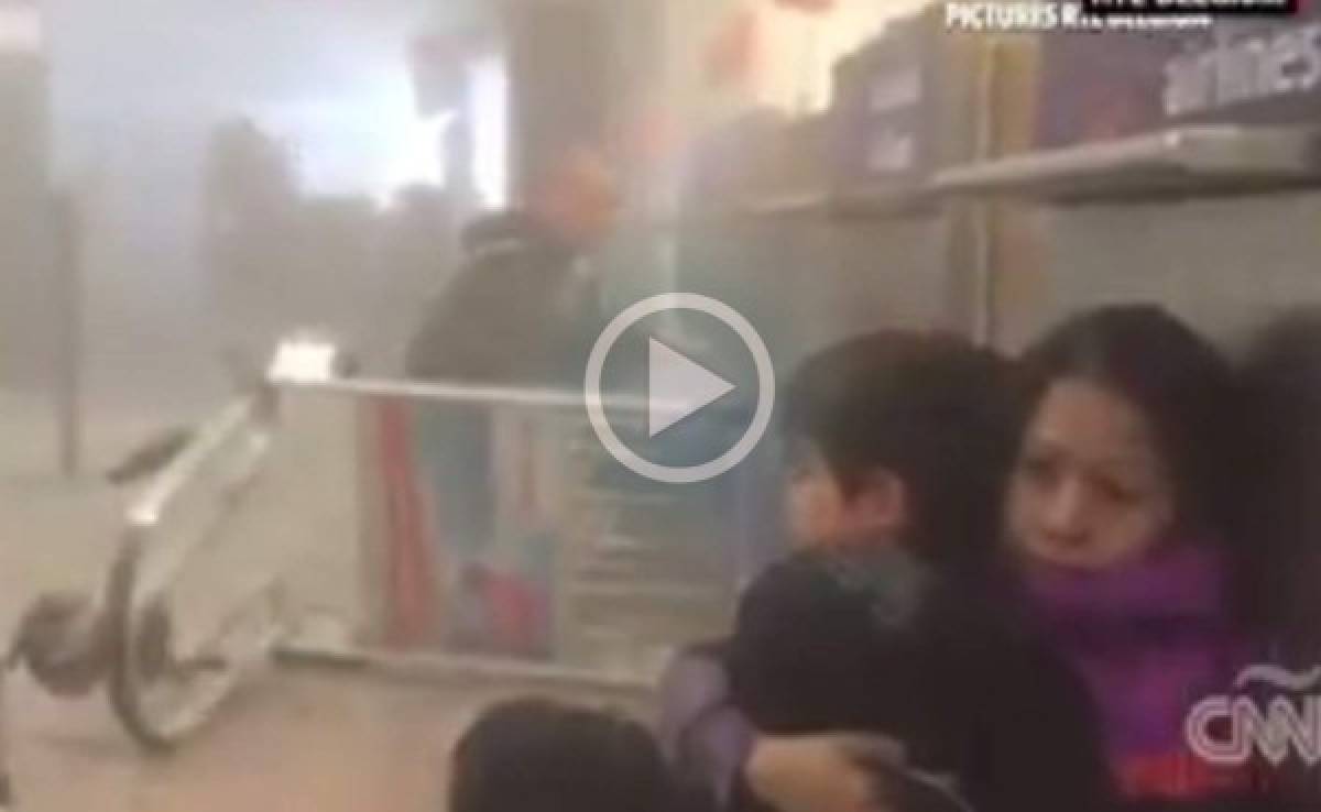 Dramático: Madre se aferra a su hijo en Aeropuerto tras atentado terrorista en Bélgica