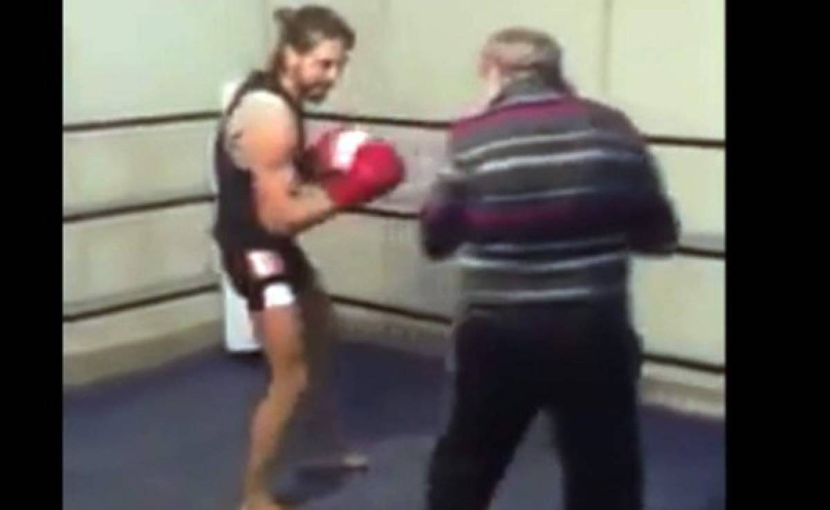 VIDEO: Anciano humilla a boxeador y le receta paliza