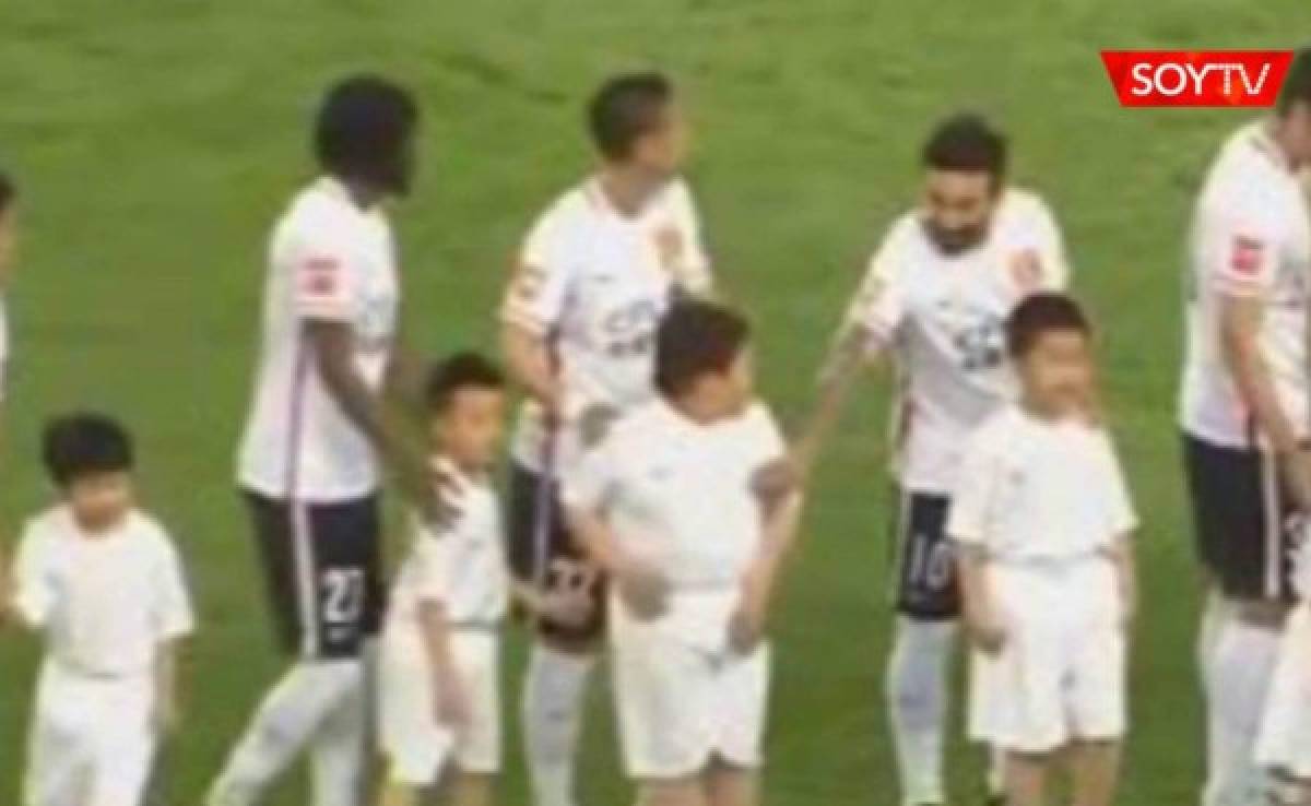 Lavezzi le hace bullying a niño antes de un juego en China