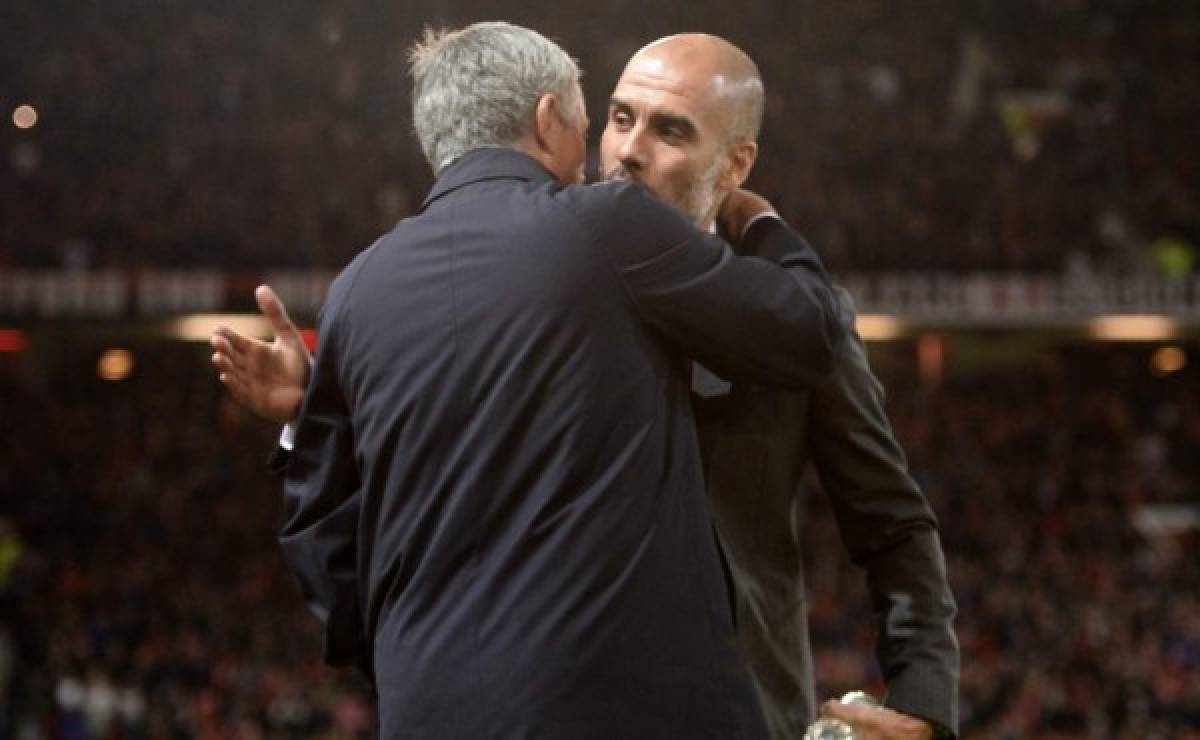 El abrazo de 'amigos' entre Pep Guardiola y José Mourinho