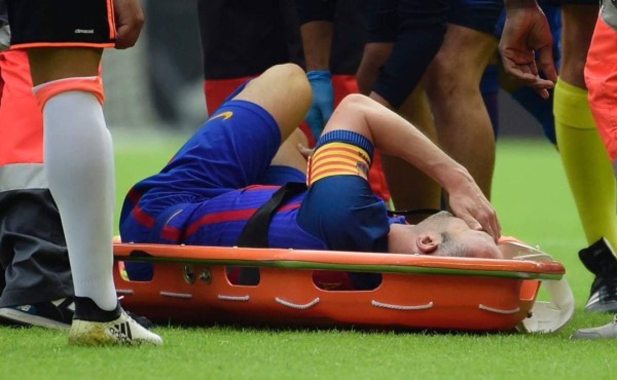 Iniesta sufrió una lesión de ligamento en la rodilla derecha y estaría fuera cuatro meses