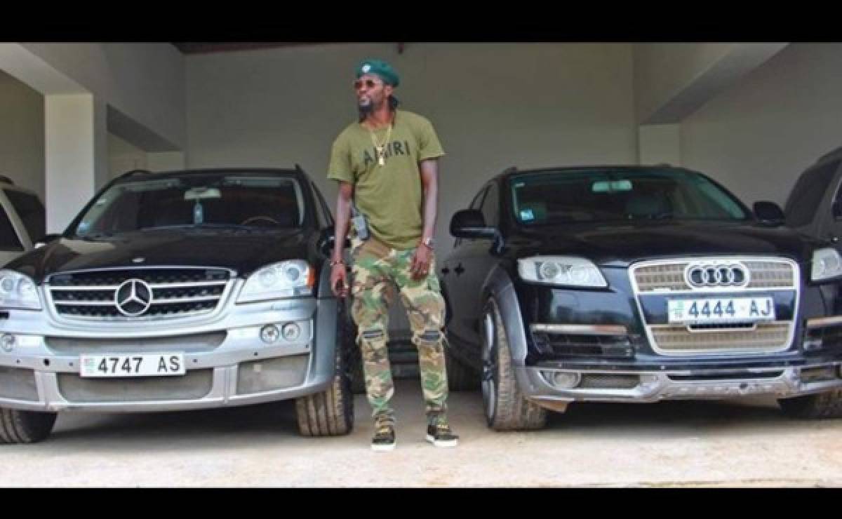 Hasta duerme con ellos: La increíble flota de autos de Emmanuel Adebayor