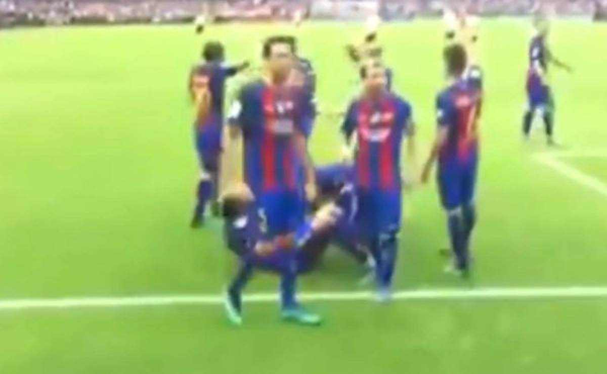 VIDEO: Así se vivió desde las gradas el botellazo lanzado a los jugadores del Barcelona