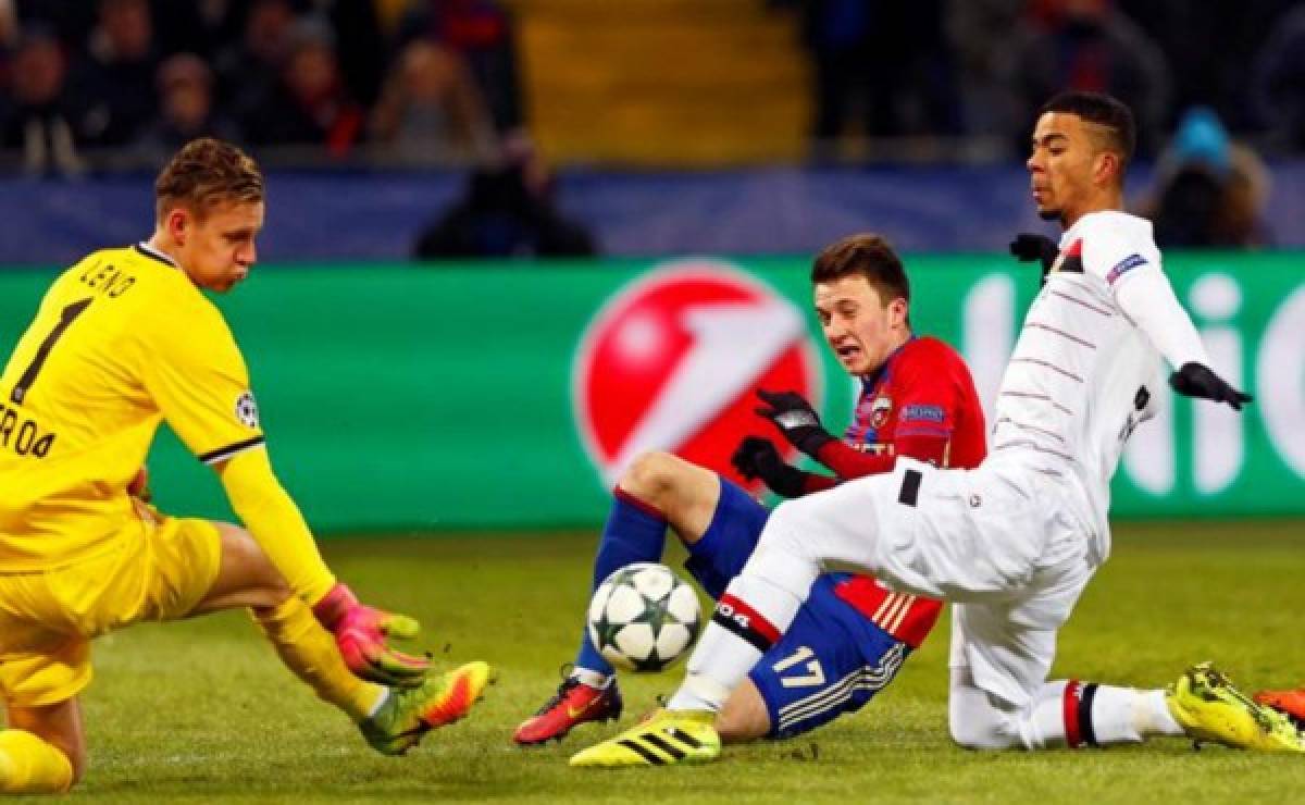 Bronca del 'Chicharito' Hernández y Leverkusen salva un punto en Moscú