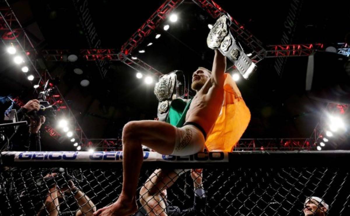Conor McGregor hace historia al coronarse campeón de peso ligero y pluma en la UFC