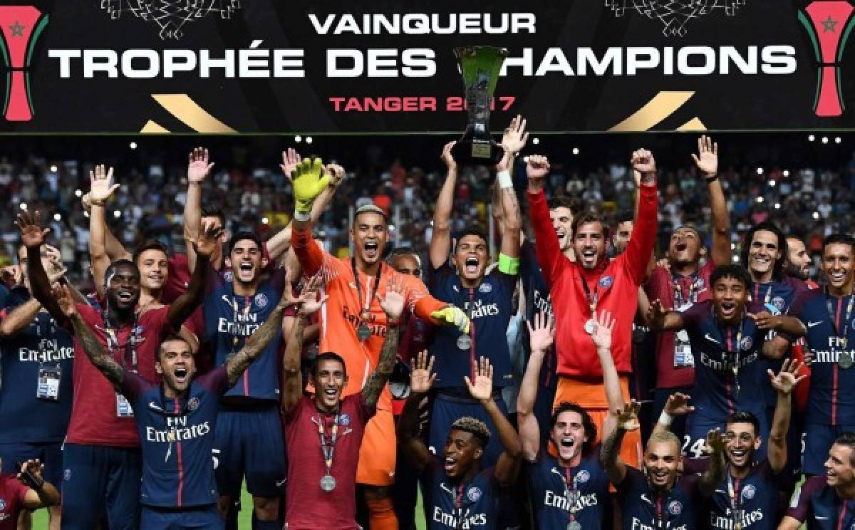 Paris Saint-Germain's Brazilian defender Thiago Silva (C) holds the trophy as he celebrates with teammates after winning the French Trophy of Champions (Trophee des Champions) football match between Monaco (ASM) and Paris Saint-Germain (PSG) on July 29, 2017, at the Grand Stade in Tangiers. / AFP PHOTO / FRANCK FIFE