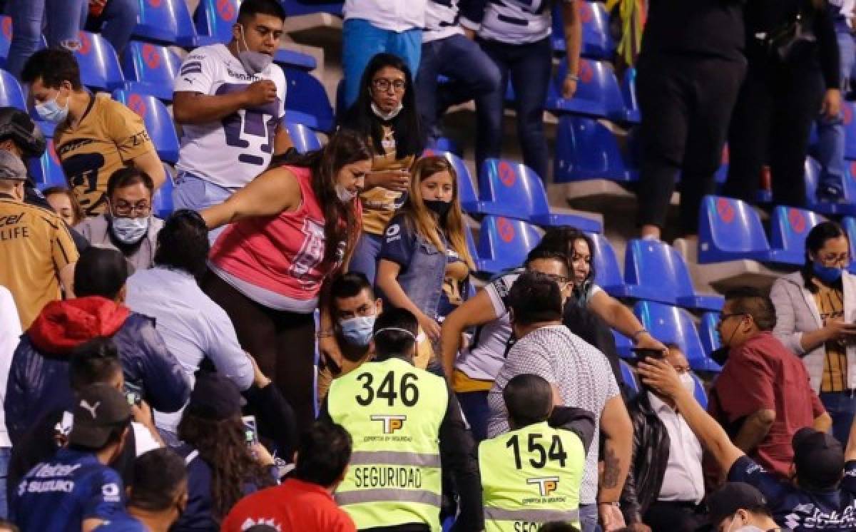 Liga MX: afición de Puebla y Pumas se pelean en las gradas; identificaron al joven que pateó a una mujer