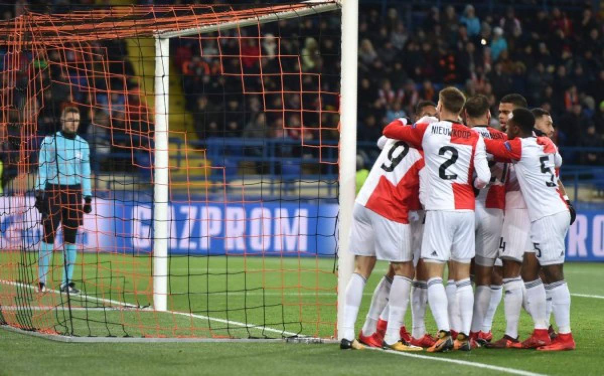 Feyenoord's players celebrate after scoring a goal during the UEFA Champions League Group F football match between FC Shakhtar Donetsk and Feyenoord at the Metalist stadium in Kharkiv on November 1, 2017. / AFP PHOTO / SERGEI SUPINSKY