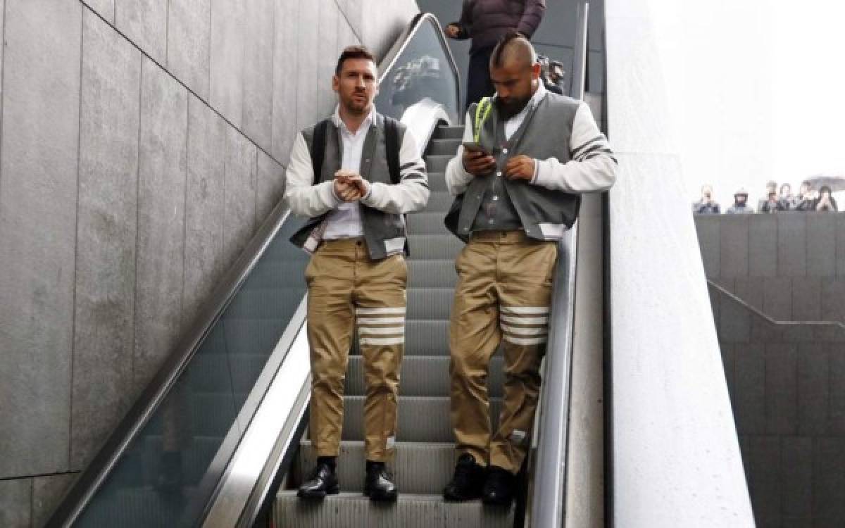 ¿Bomberos? La 'extraña' vestimenta de los jugadores del Barcelona en su llegada a Madrid