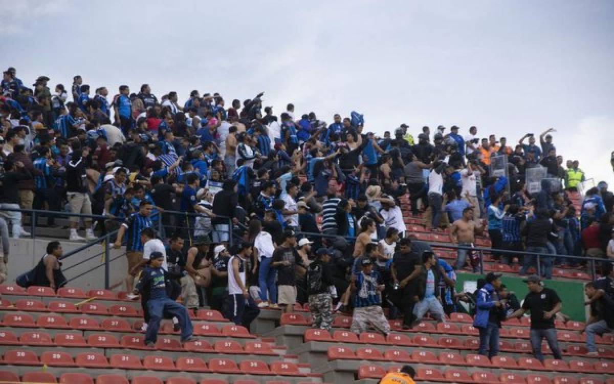 ¡Lamentable! Suspenden partido en México por batalla campal en el estadio de San Luis