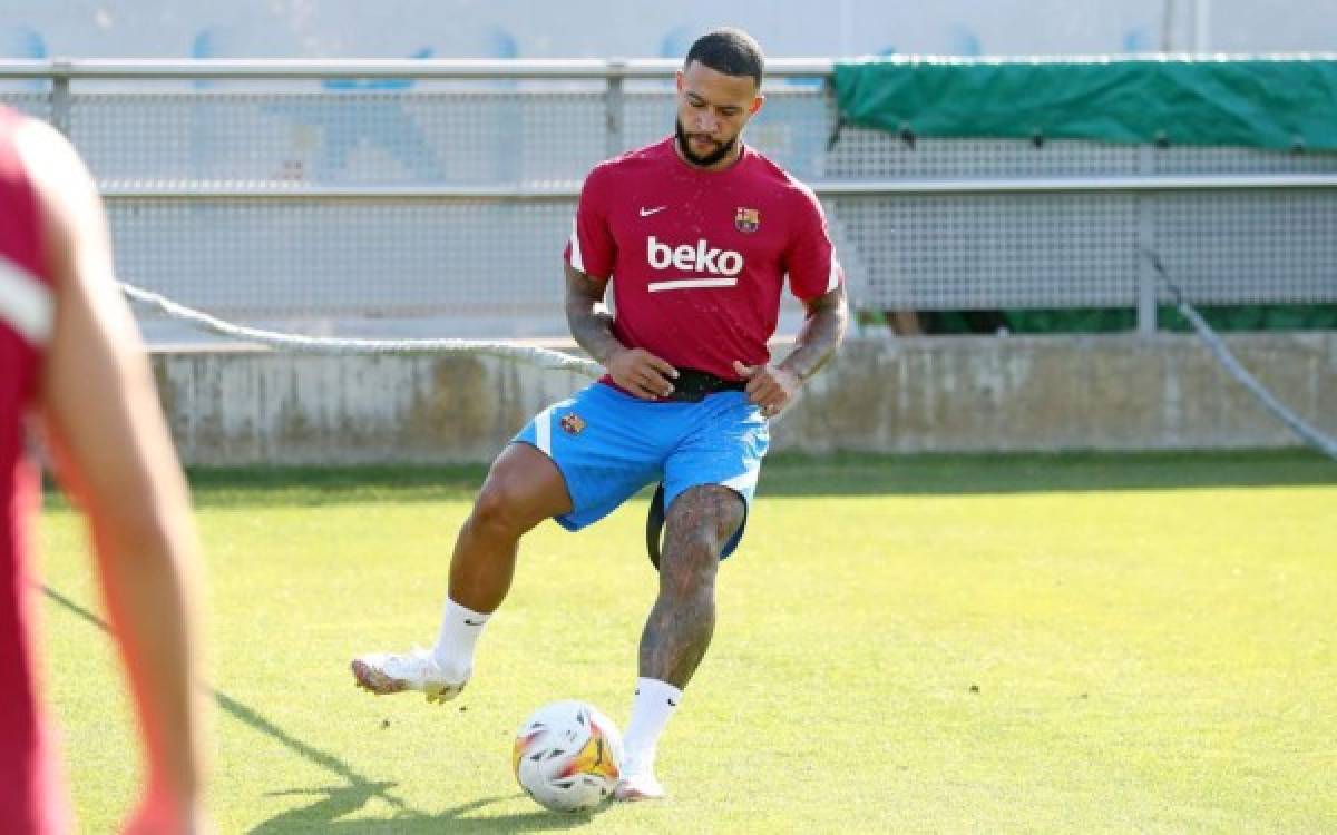 Así fue el primer entreno de Depay en el Barcelona: Solitario, serio y solo un crack lo abrazó