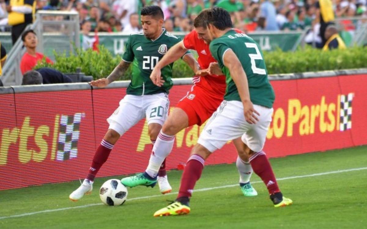 Sam Vokes of Wales (C) vies for the ball with Javier Aquino (L) and Oswaldo Alanis (R) of Mexico during their international soccer friendly at the Rose Bowl in Pasadena, California on May 28, 2018. / AFP PHOTO / Frederic J. BROWN