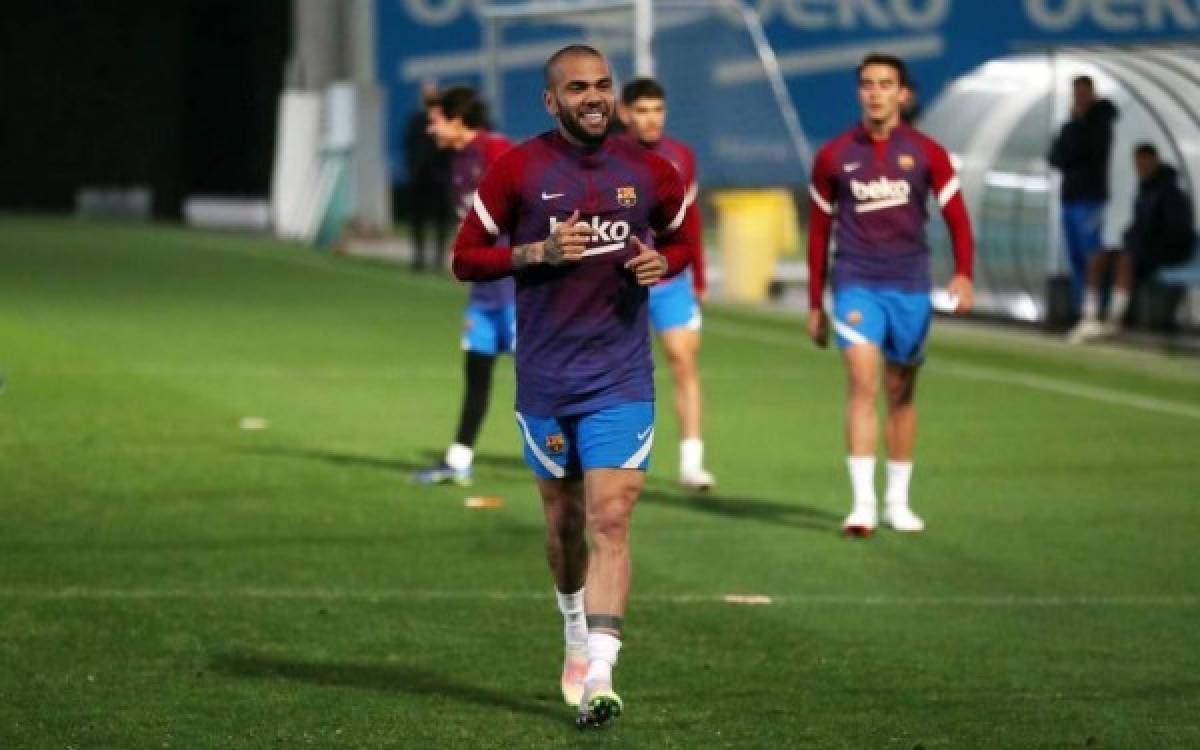 Las carcajadas y una visita 'sorpresa': el reencuentro de Dani Alves con sus excompañeros del Barcelona