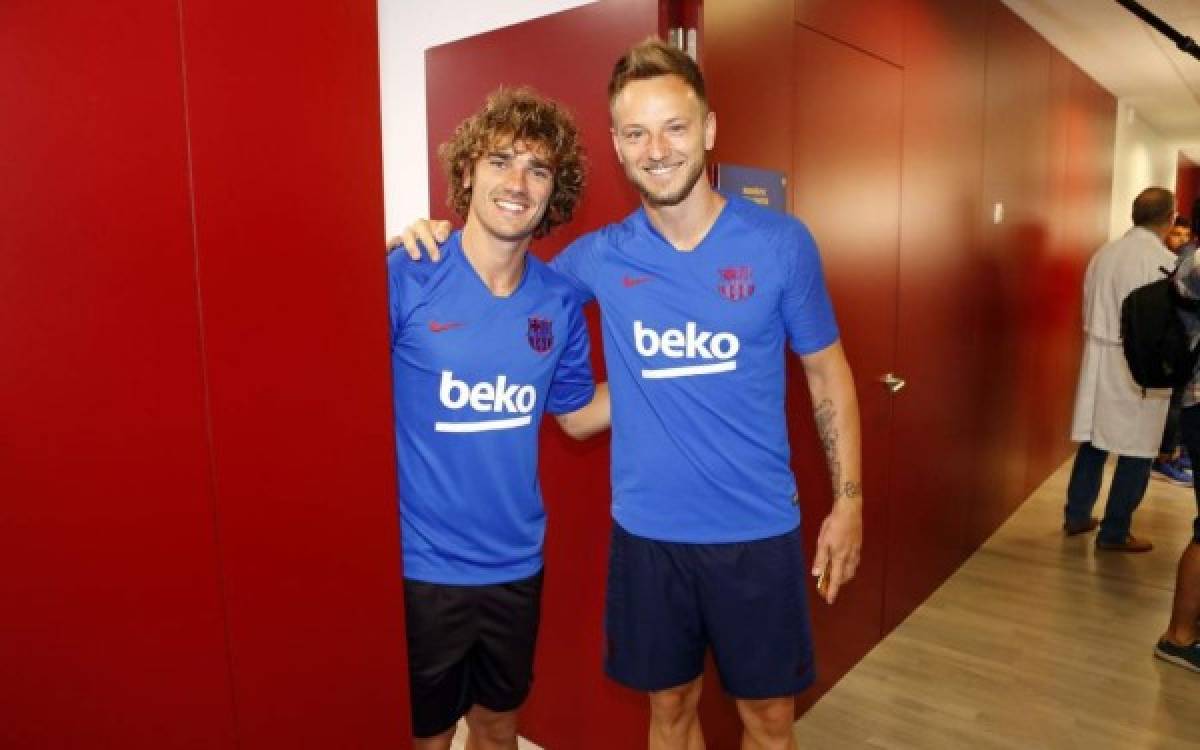 Las pruebas médicas, el mate con Dembélé y el emotivo abrazo de Rakitic, así recibieron a Griezmann en Barcelona