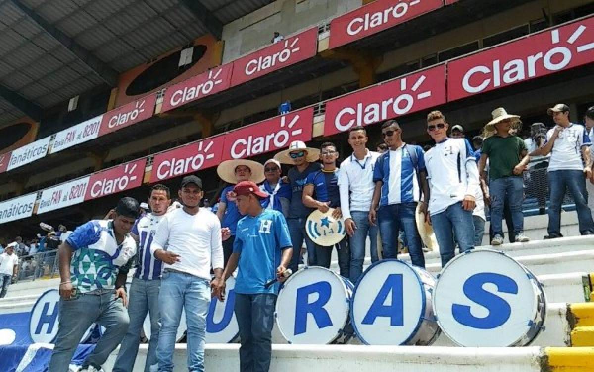 Aficionados hondureños se las ingenian para sofocar el fuerte calor de San Pedro Sula