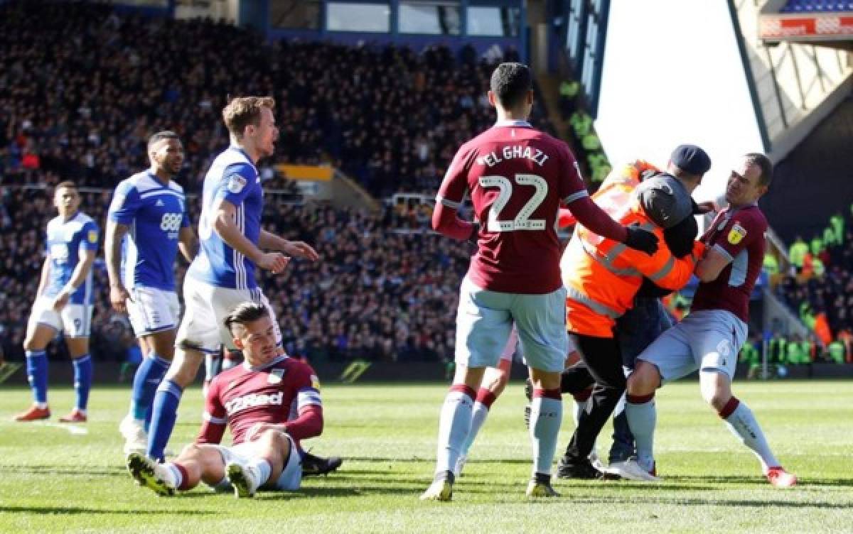 EN FOTOS: Brutal agresión de un aficionado a un jugador en pleno partido en Inglaterra  