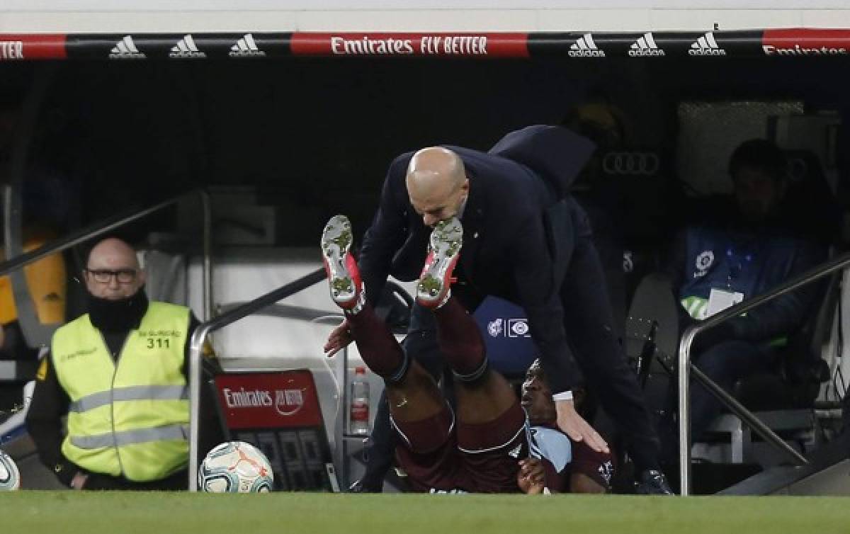 Fotos: El patadón al rostro que se llevó Zidane y su fea caída en el Real Madrid-Celta