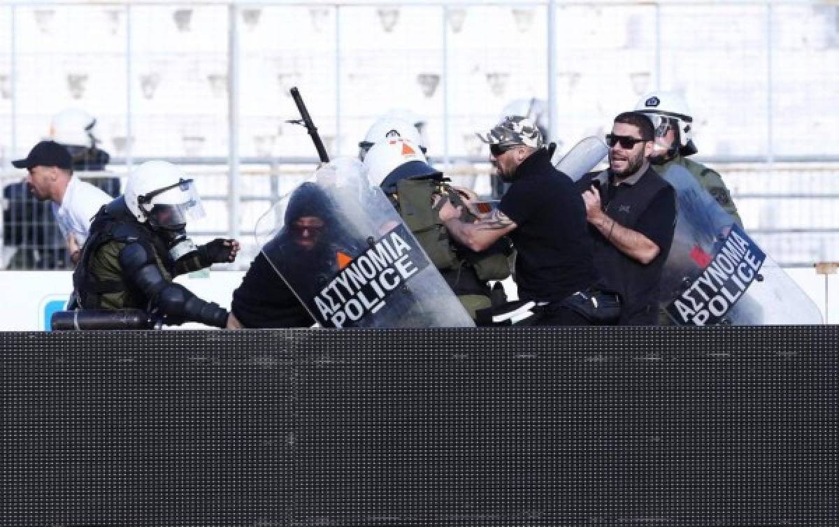 Vandalismo: Las impactantes imágenes entre aficionados en Grecia