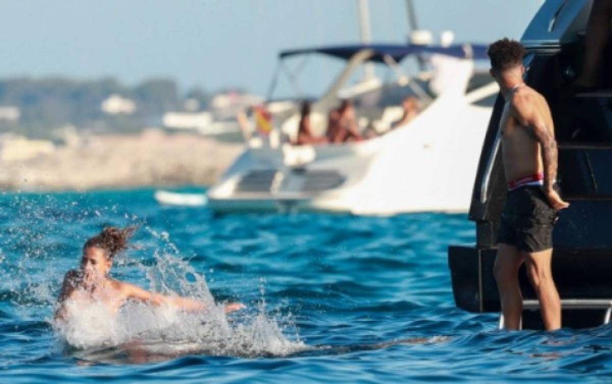 ¿Quién es la misteriosa mujer que disfruta de vacaciones junto a Jadon Sancho en Ibiza?