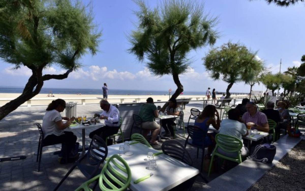 Playas, bares y cafés: Francia da un paso más hacia la normalidad en medio de la pandemia