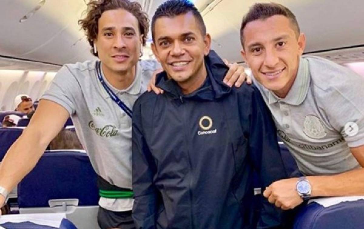 Amado Guevara comparte con jugadores de la Selección de México en el vuelo rumbo a Denver