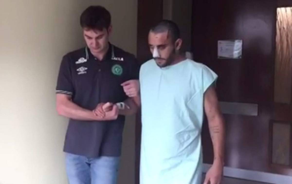 Futbolista del Chapecoense que sobrevivió a la tragedia ya camina