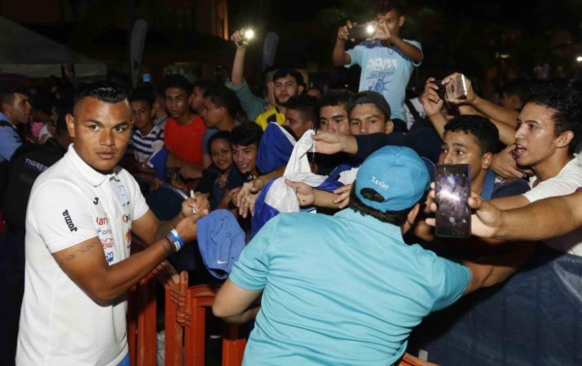 FOTOS EN CHOLOMA: El baile de Pinto, la selfie de Costly y el hombre vestido de mujer