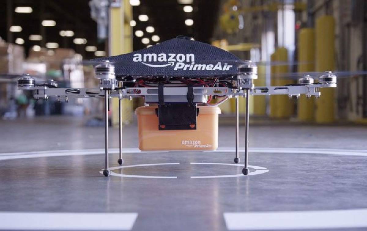 Amazon ya sorprende a sus usuarios con la primera entrega por drone