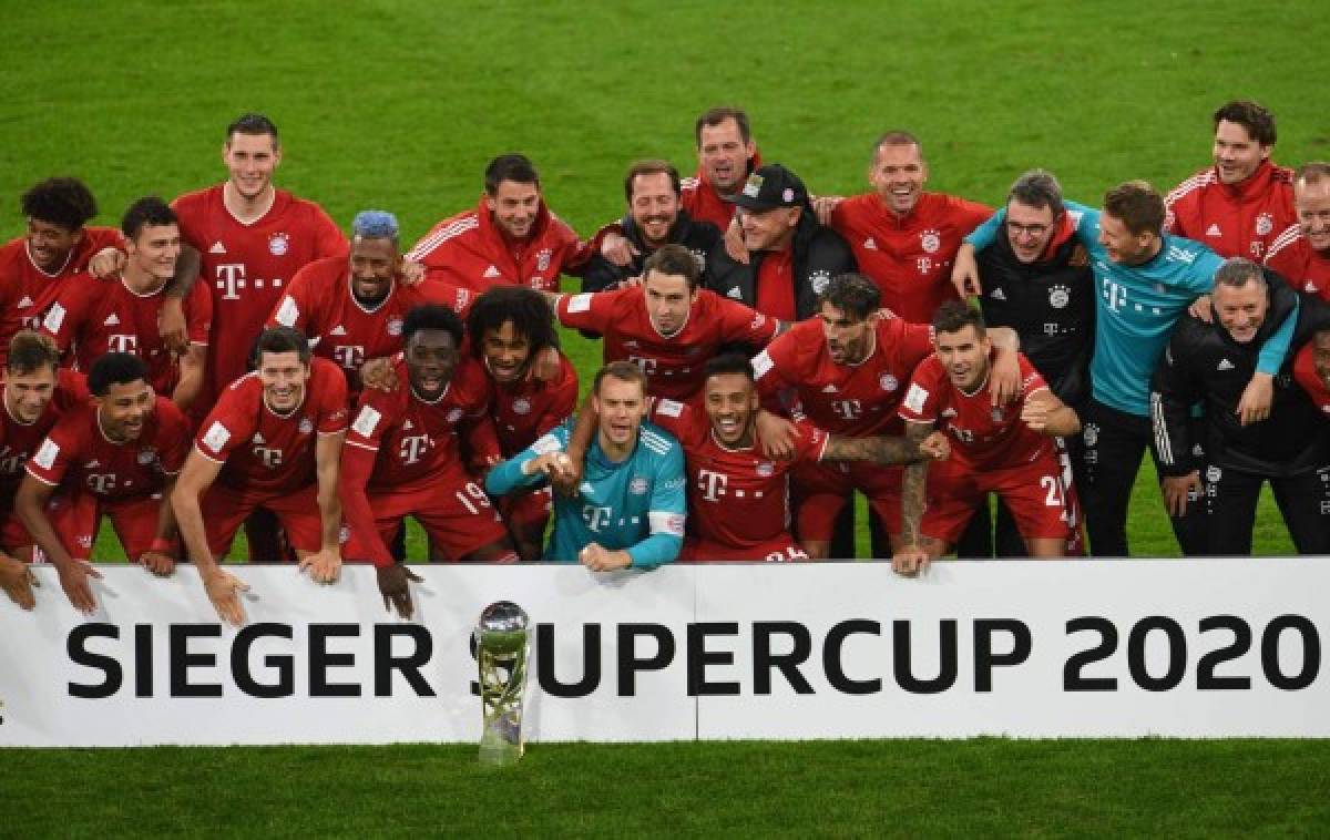 Bayern Munich's players celebrate with the trophy after winning the German Supercup football match FC Bayern Munich v BVB Borussia Dortmund in Munich, Southern Germany, on September 30, 2020. (Photo by ANDREAS GEBERT / POOL / AFP) / DFL REGULATIONS PROHIBIT ANY USE OF PHOTOGRAPHS AS IMAGE SEQUENCES AND/OR QUASI-VIDEO