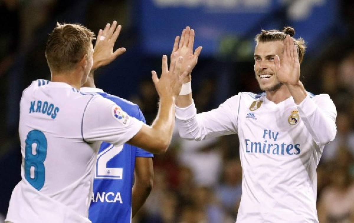 GRA473. A CORUÑA, 20/08/2017.- El centrocampista alemán del Real Madrid Toni kroos (i) celebra con el galés Gareth Bale su gol frente al Deportivo de La Coruña, durante el partido de la primera jornada de Liga en Primera Division que se juega esta noche en el estadio de Riazor, en A Coruña. EFE/Lavandeira jr